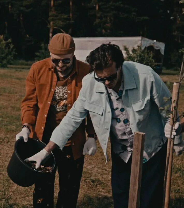 Тайное движение в небе без конца. Аниме падает с крыши. Тайное движение в небе без конца. Поздний час половина первого текст. Текст песни поздний час.