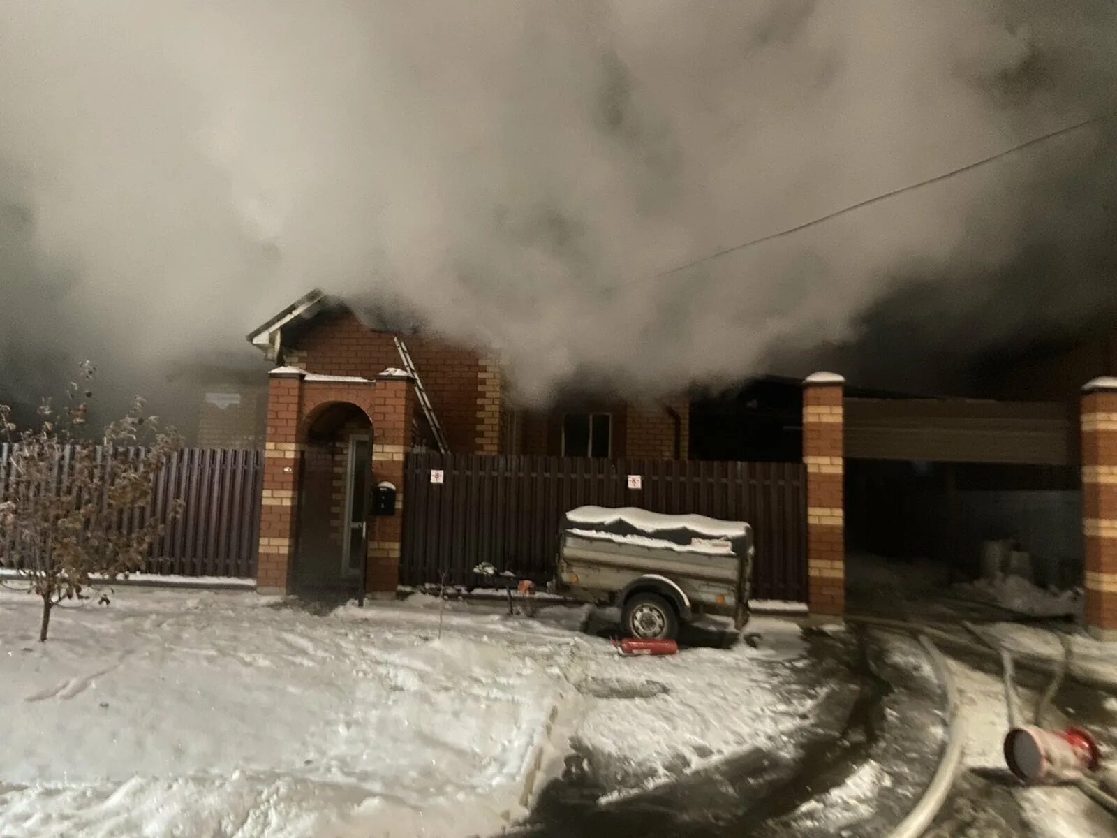 Пожар в Приуралье Оренбурге. Пожар в Ивановке Оренбург. Крупные пожары в Оренбурге. Сгорел дом в Оренбургской области. Что творится в оренбурге