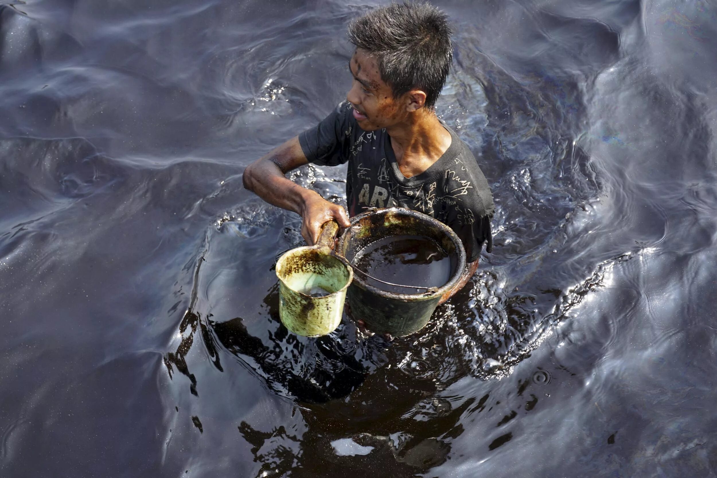 Нефть в ведре. Добыча воды. Человек с ведром нефть. Добыча нефти в Индонезии.