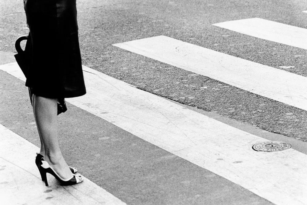 стоит белый идет черный. одиночество зимой. девушка в пальто со спины. человек идет по дороге. тень фото.