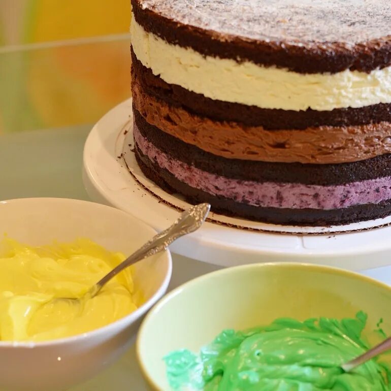 Бисквитный торт с разноцветным кремом. Крем для бисквитных коржей. Шоколадный бисквит с кремом чиз. Бисквитный торт с шоколадным кремом. Крем для готовых бисквитных