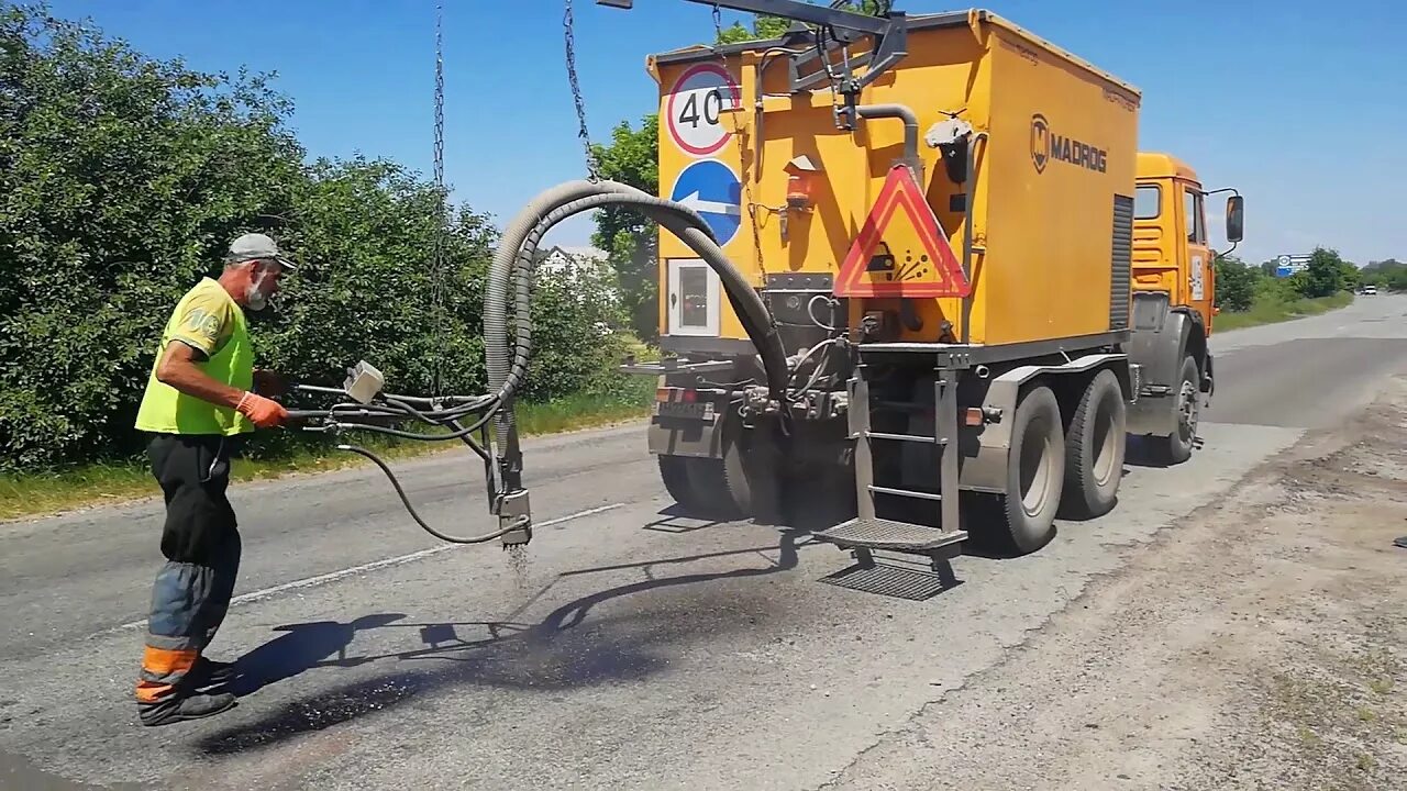 Madrog madpatcher mpa 6. Выбоины дорожного покрытия. Укладка асфальта на трассе. Технология ямочного ремонта. Технология ямочного ремонта.