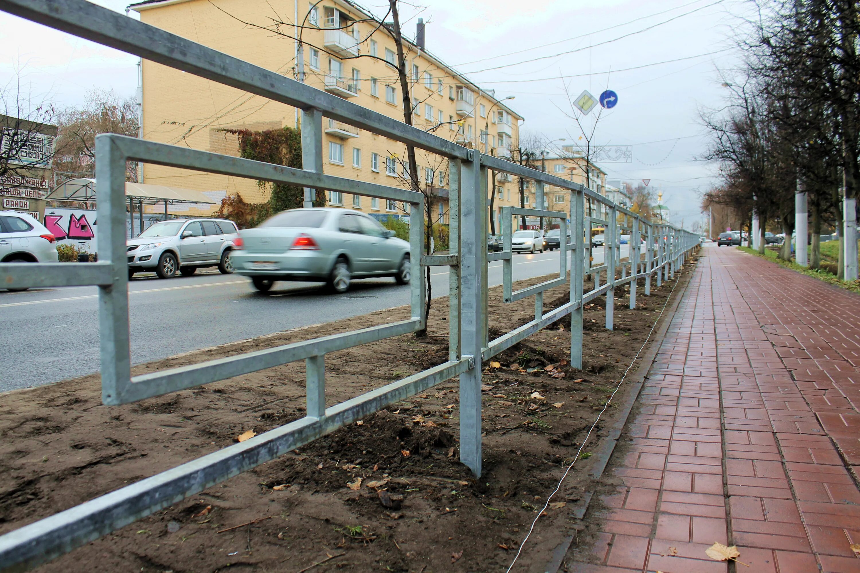 Ограждение улицы. Пешеходные барьерные ограждения. Ограждение тротуара. Ограждения вдоль дорог. Ограждение вдоль тротуара.