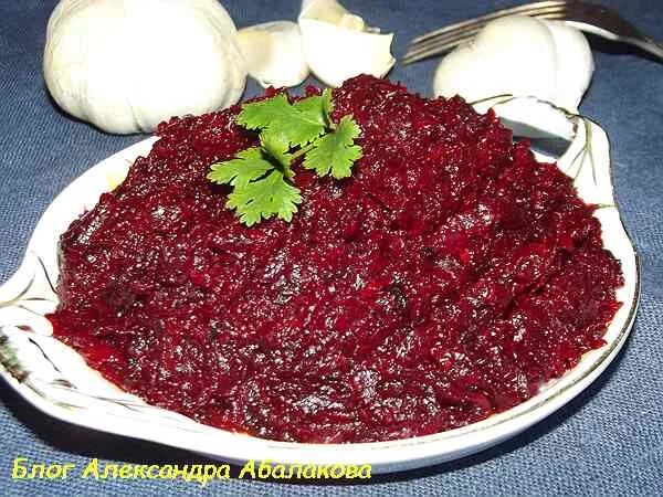 Икра из красной свеклы рецепт. Икра из свеклы и моркови на зиму. Свекольная икра на зиму. Икра из свеклы. Икра из красной свеклы рецепт.