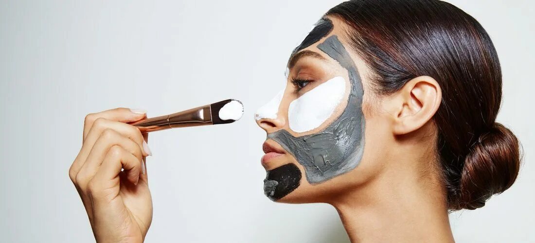 Мультимаскинг. Девушка с маской на лице. Девушка в маске косметика. Как надо делать маску