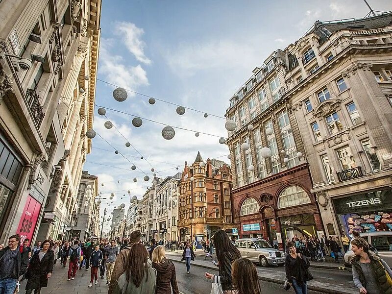 Достопримечательности лондона оксфорд стрит. Oxford street london. Часы с оксфорд стрит. Oxford street in london. Oxford street is.