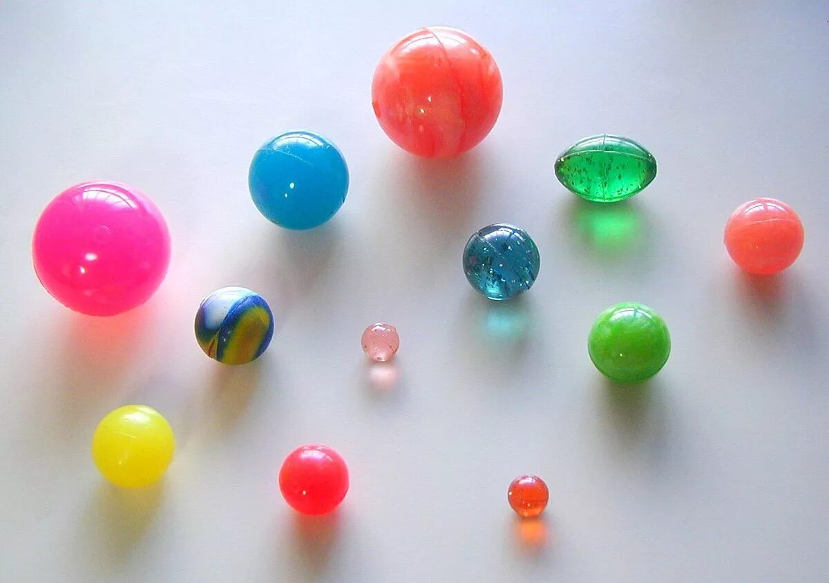 Попрыгунчик по английски. Мячик-попрыгунчик из 90-х. Шарики разных цветов. Разноцветные мячики попрыгуны.. Резиновые мячики попрыгунчики.