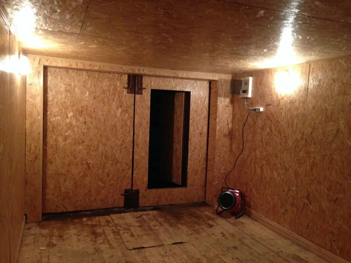 Гараж осб. Обшить гараж осб внутри. Отделка гаража осп. Отделка гаража osb. Гараж внутри осб.