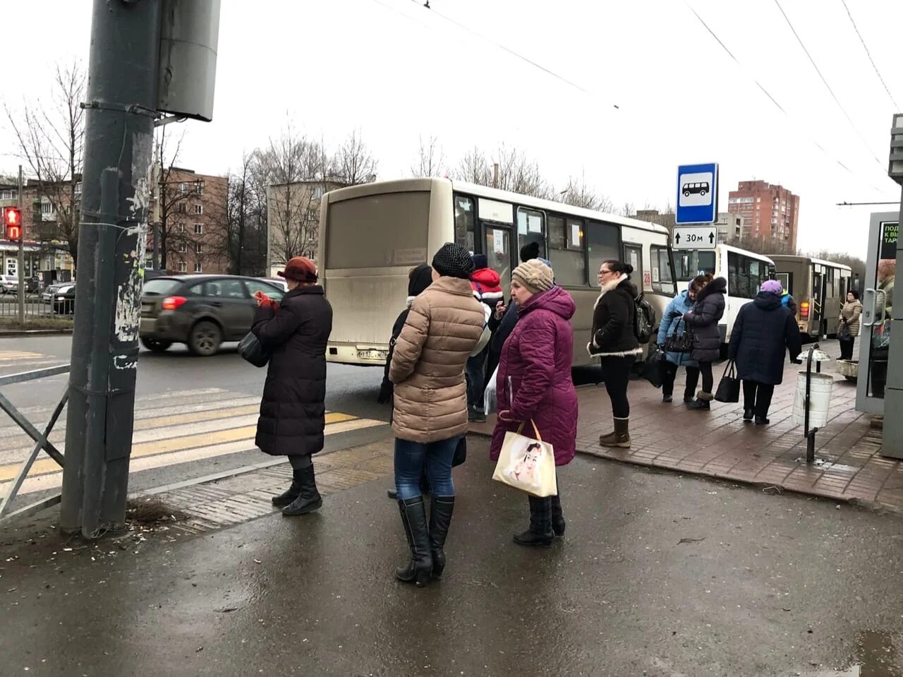 Аня ждет автобус на остановке. Люди на остановке. Остановки общественного транспорта Ярославль. Люди ждут транспорт на остановке. Люди на остановке Ярославль.