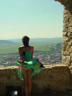 Лунаком подняла юбочку