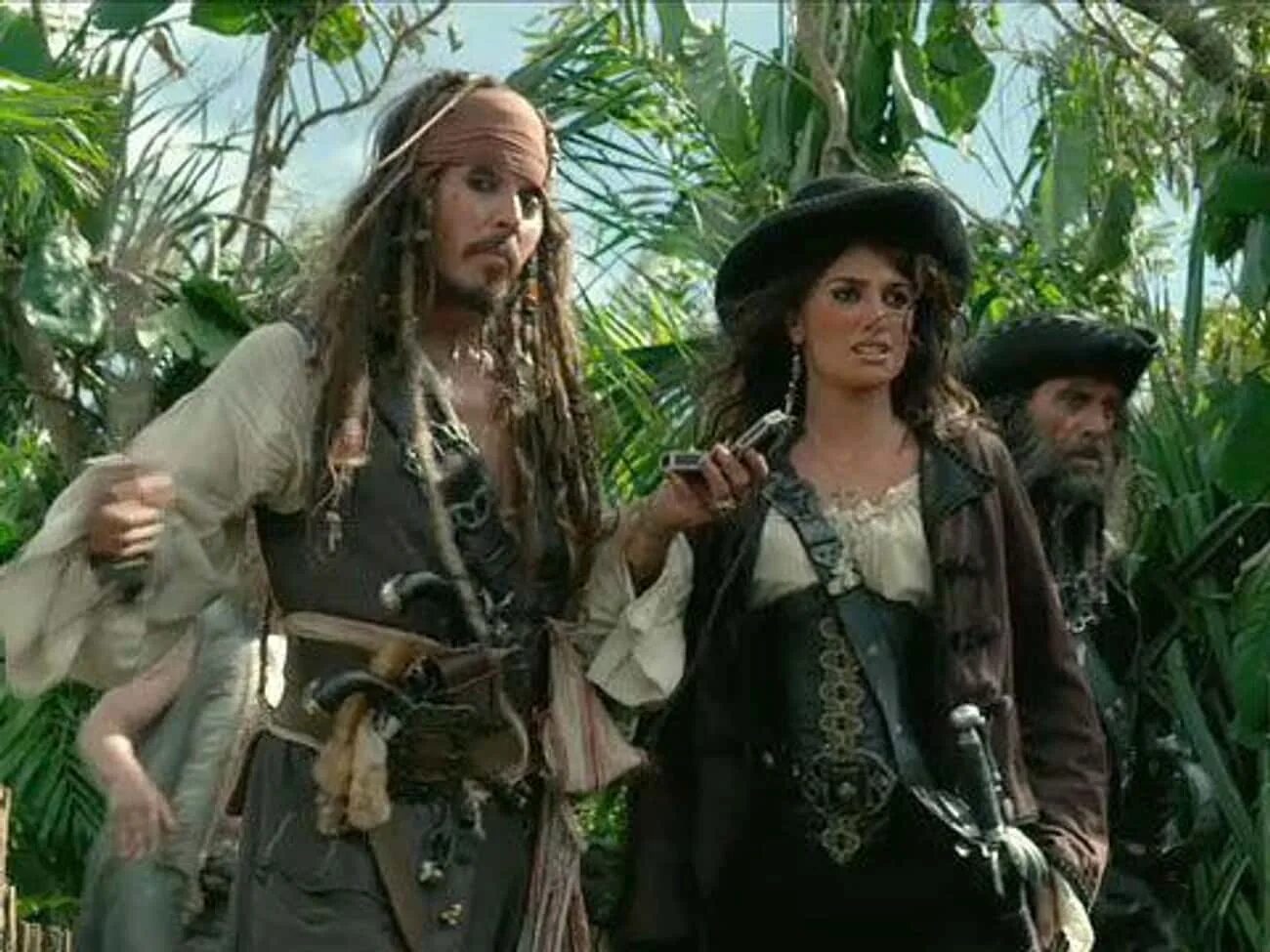 Остров где пенелопа. Пенелопа Крус и ее сестра в пиратах. Пенелопа Крус и Джек Воробей.