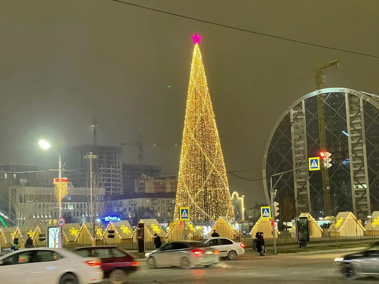 Самая большая елка в 2025 году. Новогодний город. новый год в городе. елка в грозном. новогодняя елка в грозном.