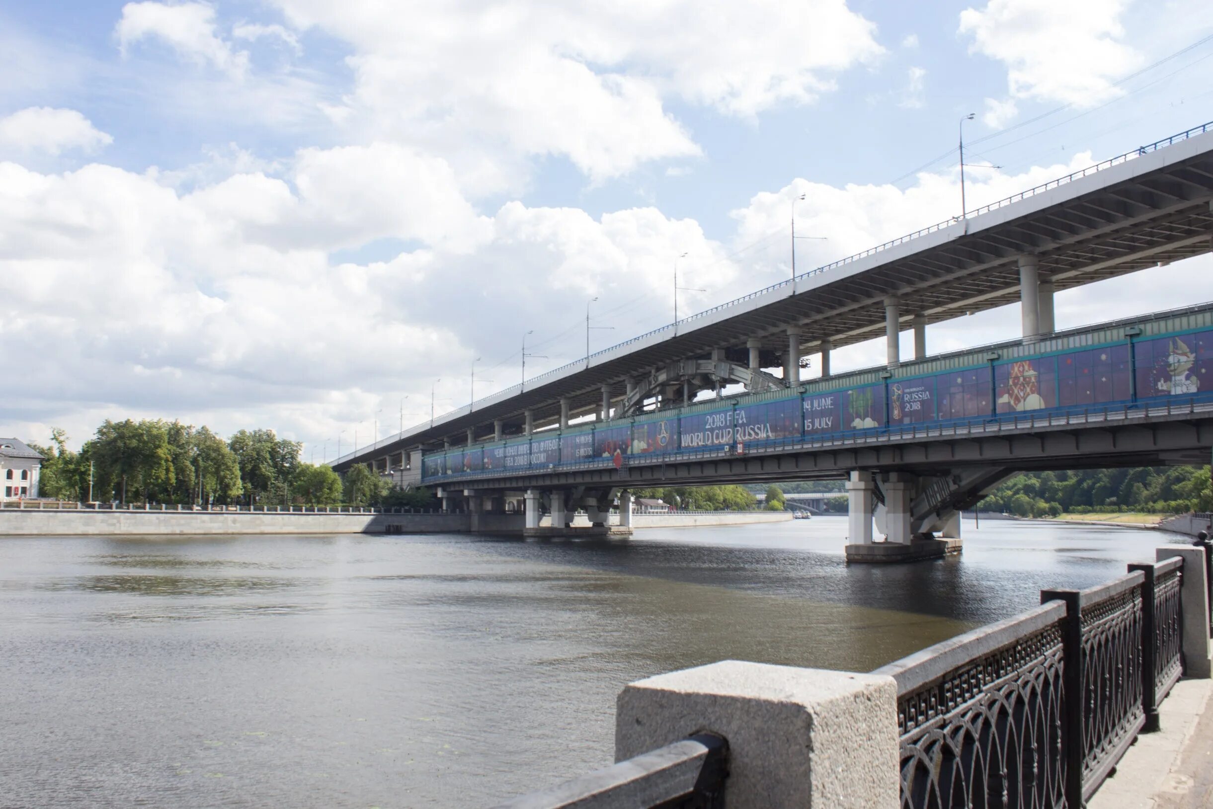 Метромост воробьёвы горы. Лужнецкий метромост в москве. Мост метро в москве. Лужнецкий метромост в москве. Станция воробьевы горы.