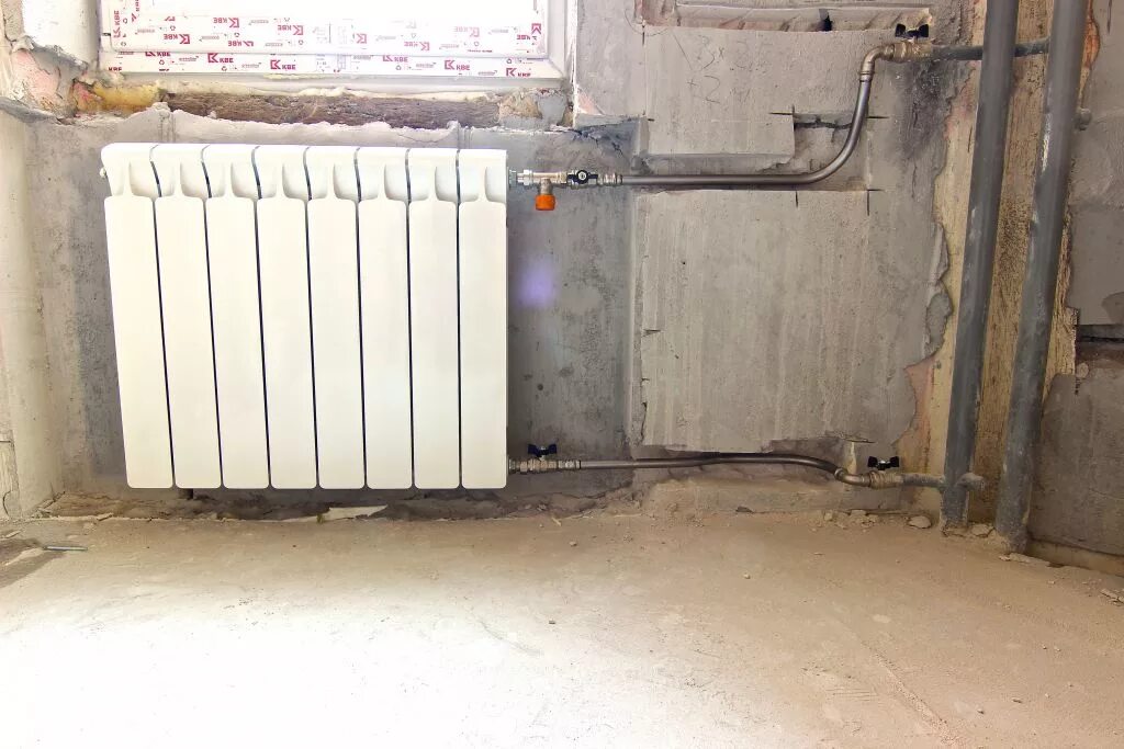 радиатор отопления на стене. короб для труб отопления. утопленные батареи в стену. монтаж радиатора отопления на стену. стены под отопление.
