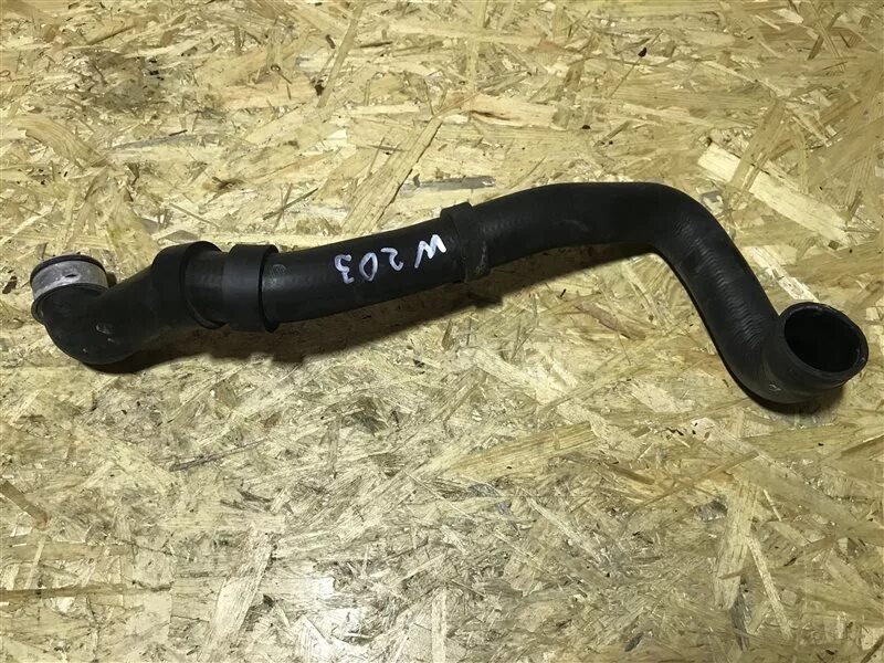 Верхний патрубок мерседес w212. 0 дизель. Нижний патрубок радиатора мерседес 814. Патрубок радиатора мерседес 203. Патрубок с помпы мерседес 203.