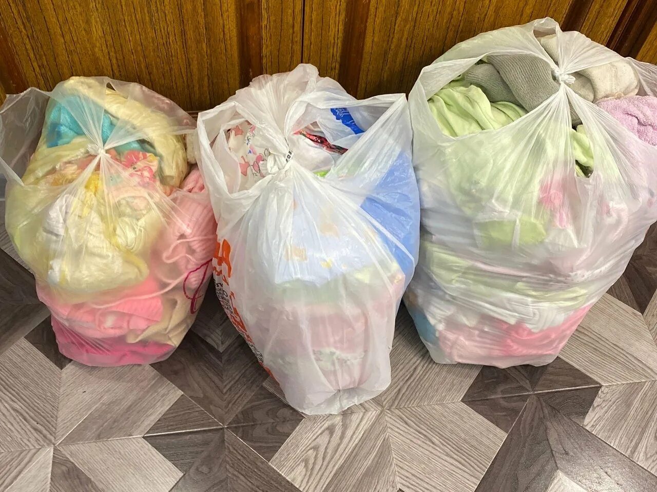 Пакет вещей для девочки. Тяжелая сумка. Девушка с пакетом продукты. Девушка с покупками. Подарочный пакет для девочек.