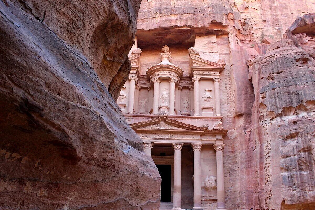 Город моисея. Скальный город петра. Город моисея. Древний город петра. Петра храм в скале.