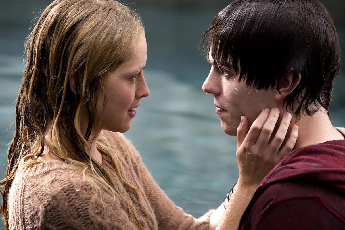 Искусственное дыхание прикол. Спасение девушки из воды. Можно спасти девушку. Я плюю на ваши могилы фильм 2010 триллер. Майло вентимилья поцелуй проклятой.