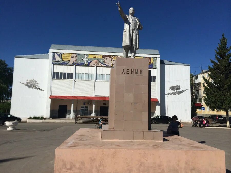 Новосемейкино самара. Памятники в Новосемейкино. Новосемейкино Самарская область. Дом культуры Новосемейкино Самарская область. ДК "Кристалл" Новосемейкино.