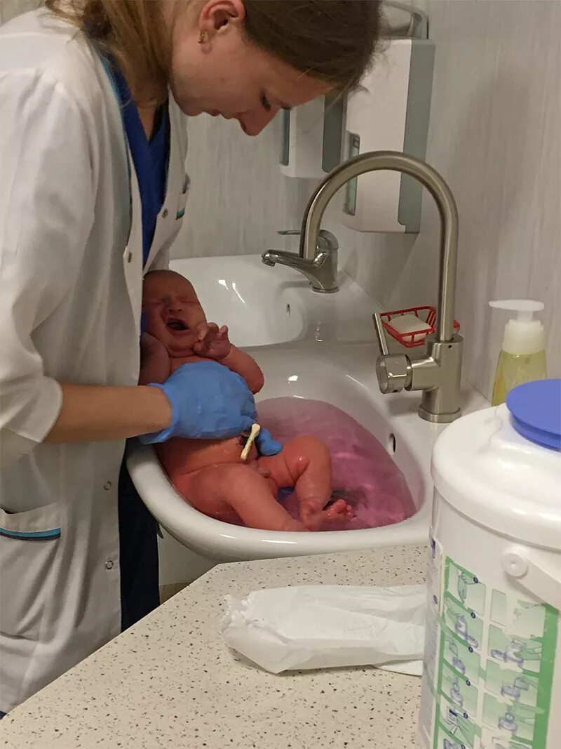 Подмывать новорожденного мальчика. Как правильно подмывать новорожденных девочек. Подмывание новорожденного мальчика в роддоме. Подмывание новорожденного мальчика