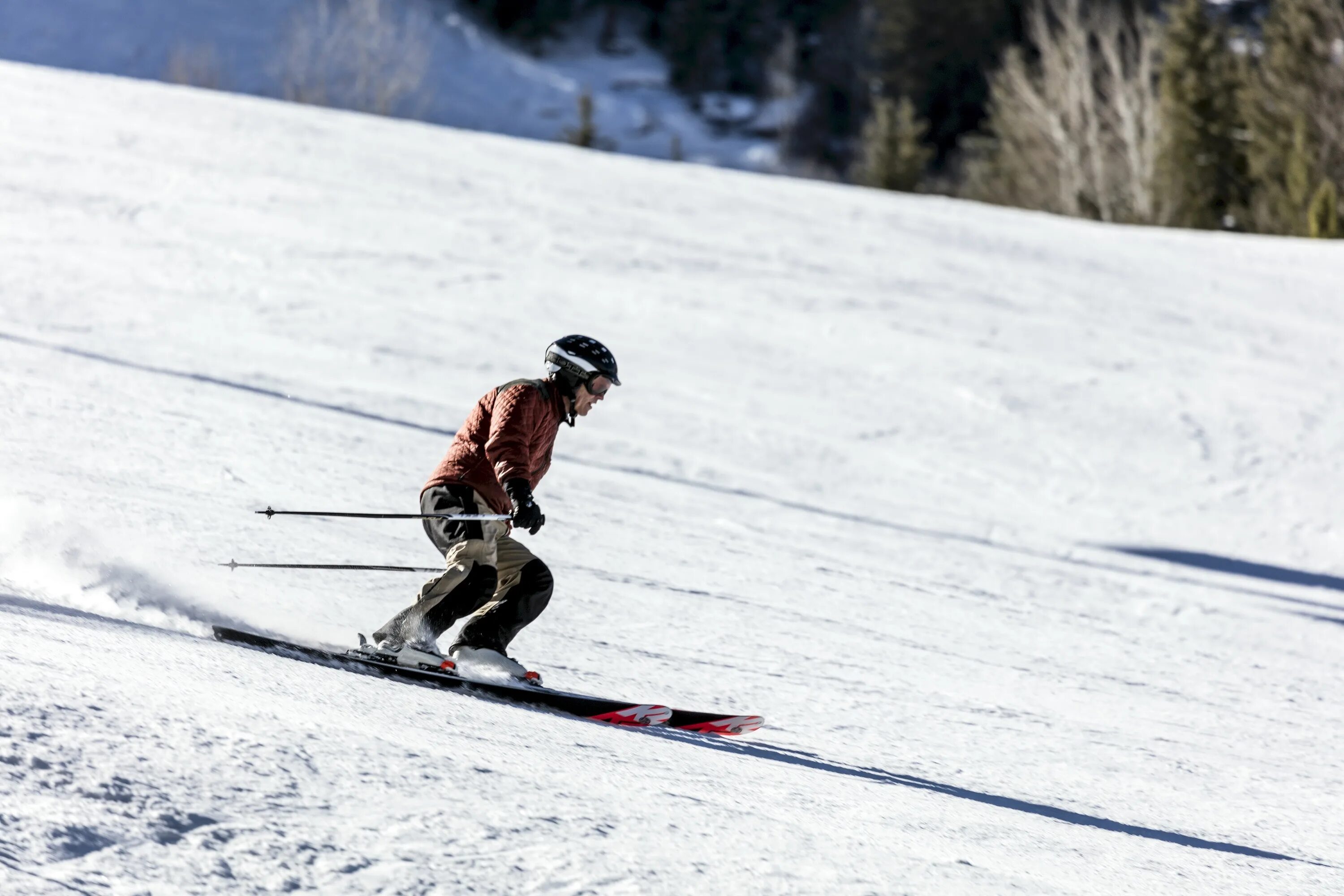 Горы лыжи. Спуск с горы на лыжах. Лыжник. Спуск с горы. Down skiing