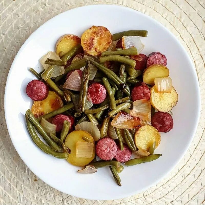 Фуд фотография для новичков. Серьезно еду. • паста алла сицилиана. Плохая еда. Мужчина ужинает.