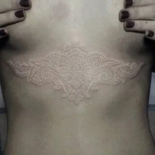 Кружевное тату под грудью