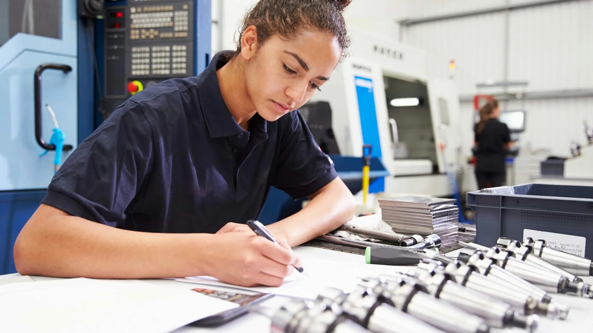 Her are engineers. Текстильная инженерия. ИНЖИНИРИНГ. Цвет инженерии. ИНЖИНИРИНГ фото.