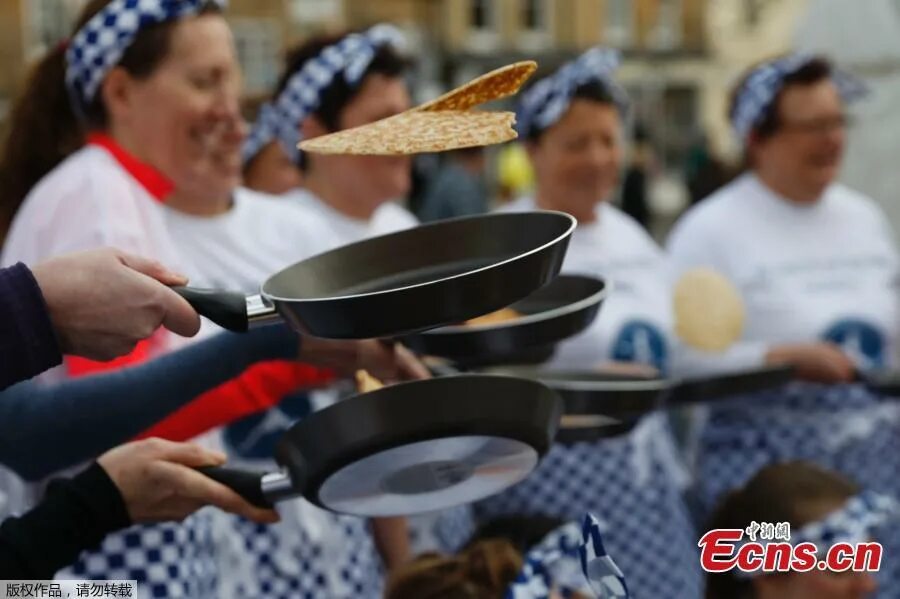 Pancake Day традиции в Англии. Блинный день в Великобритании. Масленица в Британии. Забег с блинами в Англии.