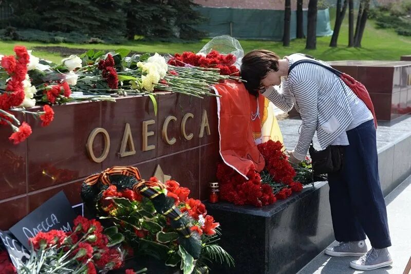 Одесса дом профсоюзов 2 мая 2014. День памяти 2014. Одесса 2014 дом профсоюзов. Одесса 02 мая 2014 дом профсоюзов. День памяти 2014.