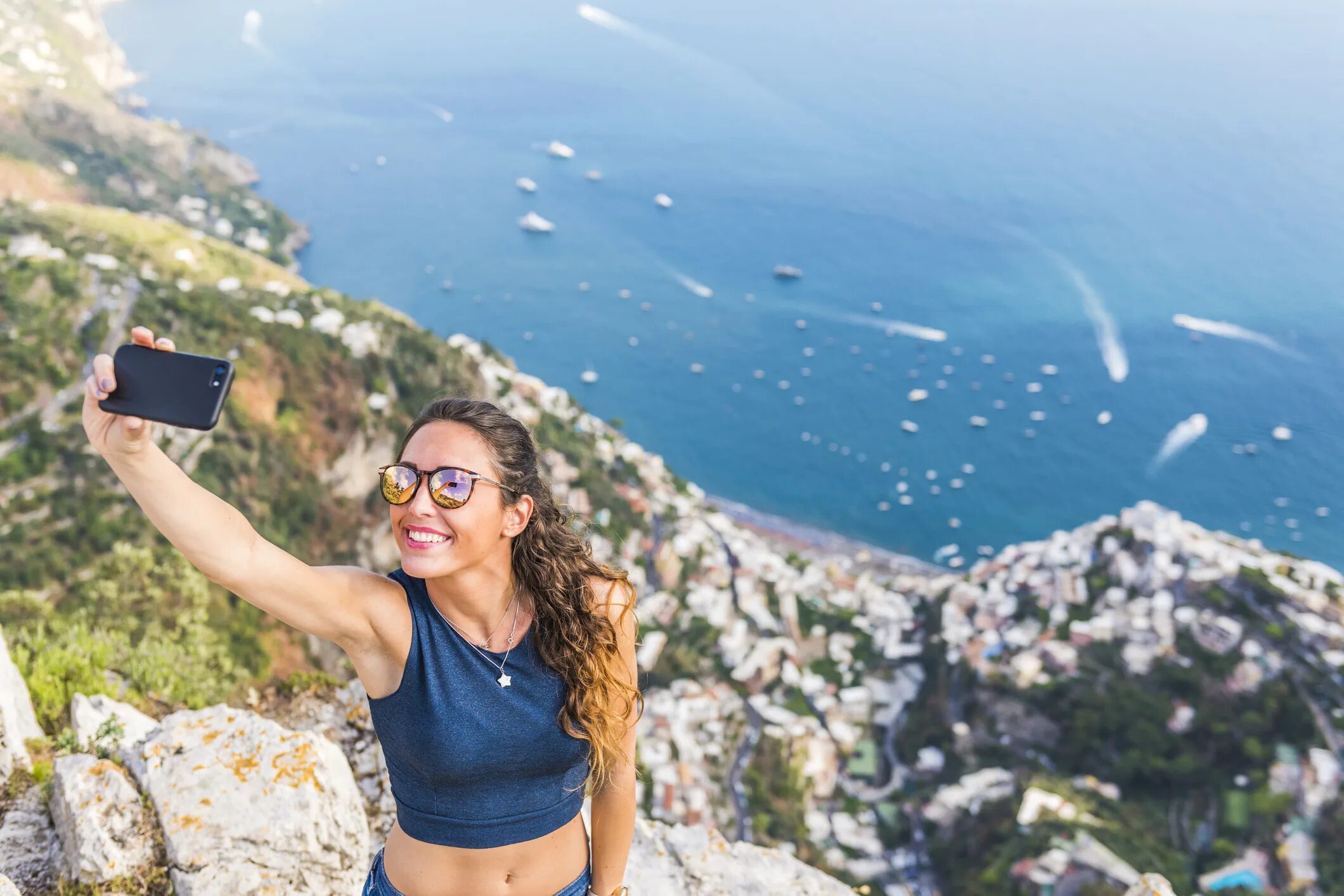 Selfie peg. Девушка в путешествии. Девушка путешествует. Фотографии путешествий. Селфи.