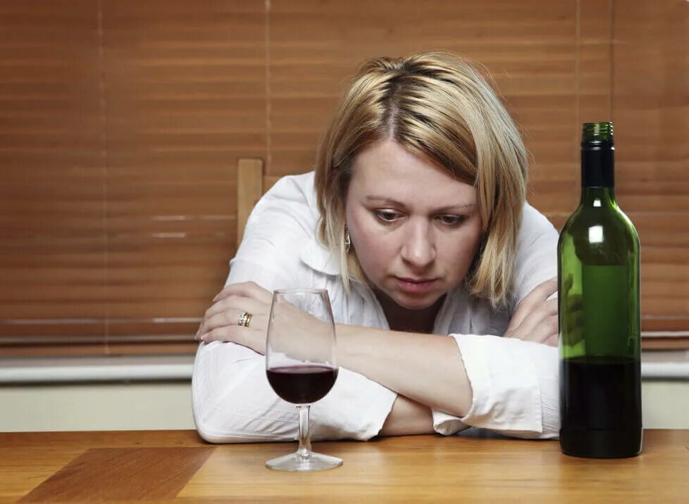 Алкоголизм у женщин. Глаза с похмелья. Женщина выпивает. Красивый алкоголик. Зависимость от алкоголя.