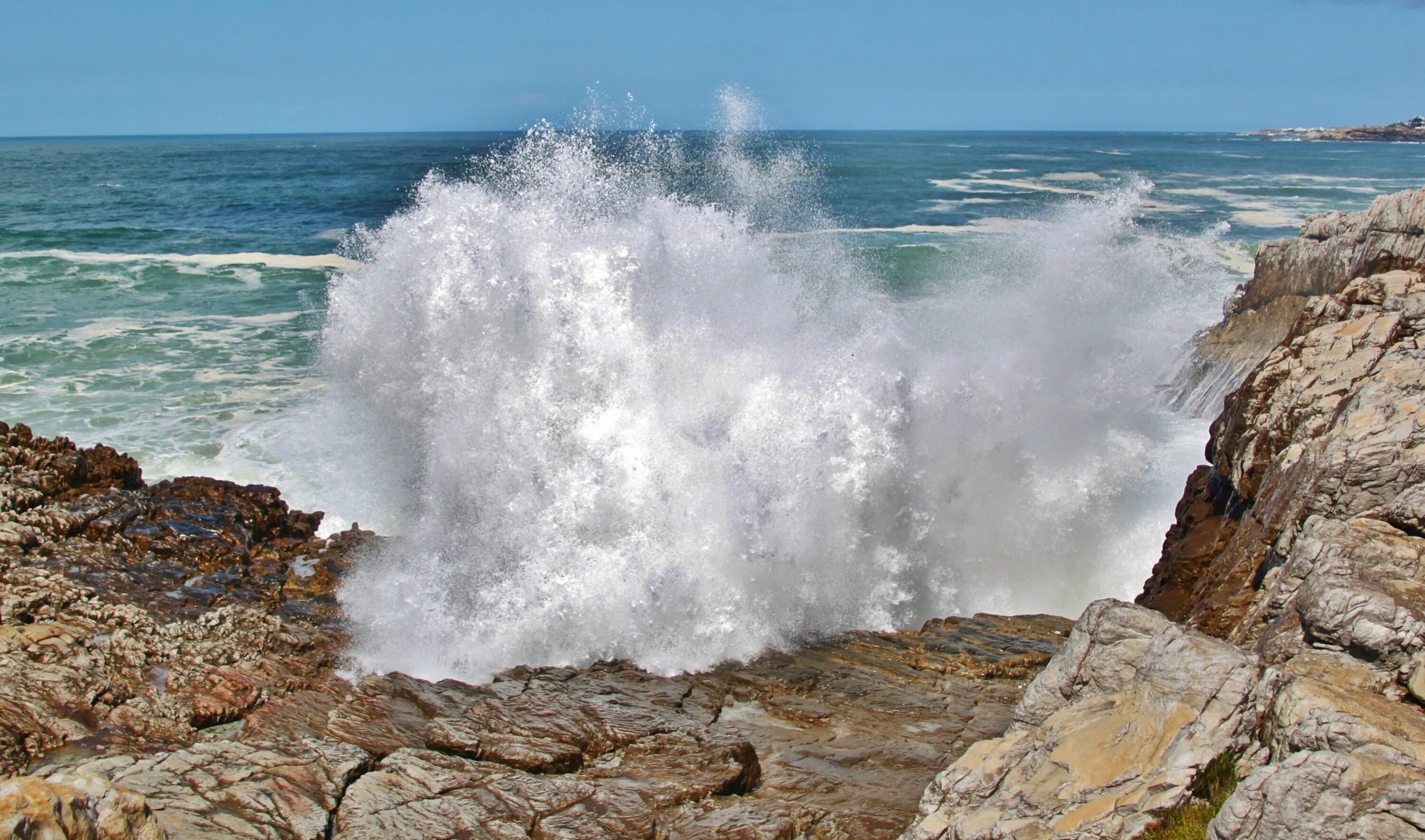 Море скалы шторм Крым. Морской Прибой. Волны разбиваются о берег. Море волны скалы.