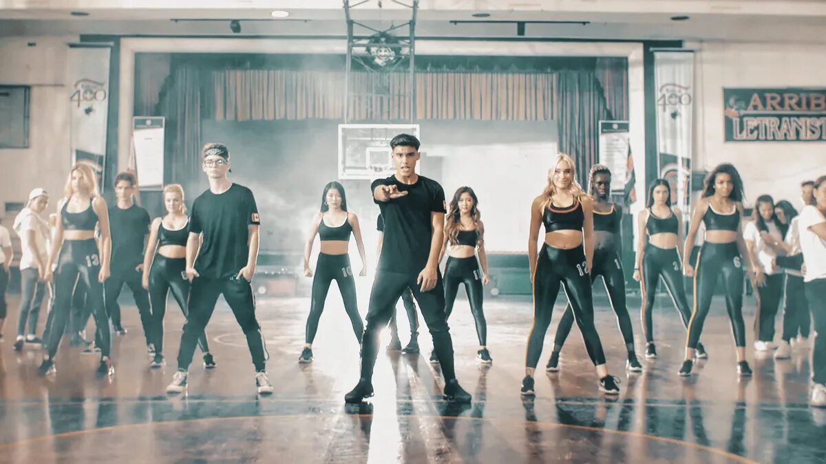 Лет гоу слушать. Now United участники. Клипы 2023. Топ 10 танцевальных клипов. Лучшие танцевальные клипы 2020.