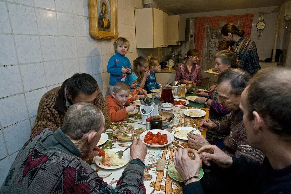 Родилась в бедной семье. Семейное застолье. Застолье с родственниками. Застолье с детьми. Бедная семья за столом.