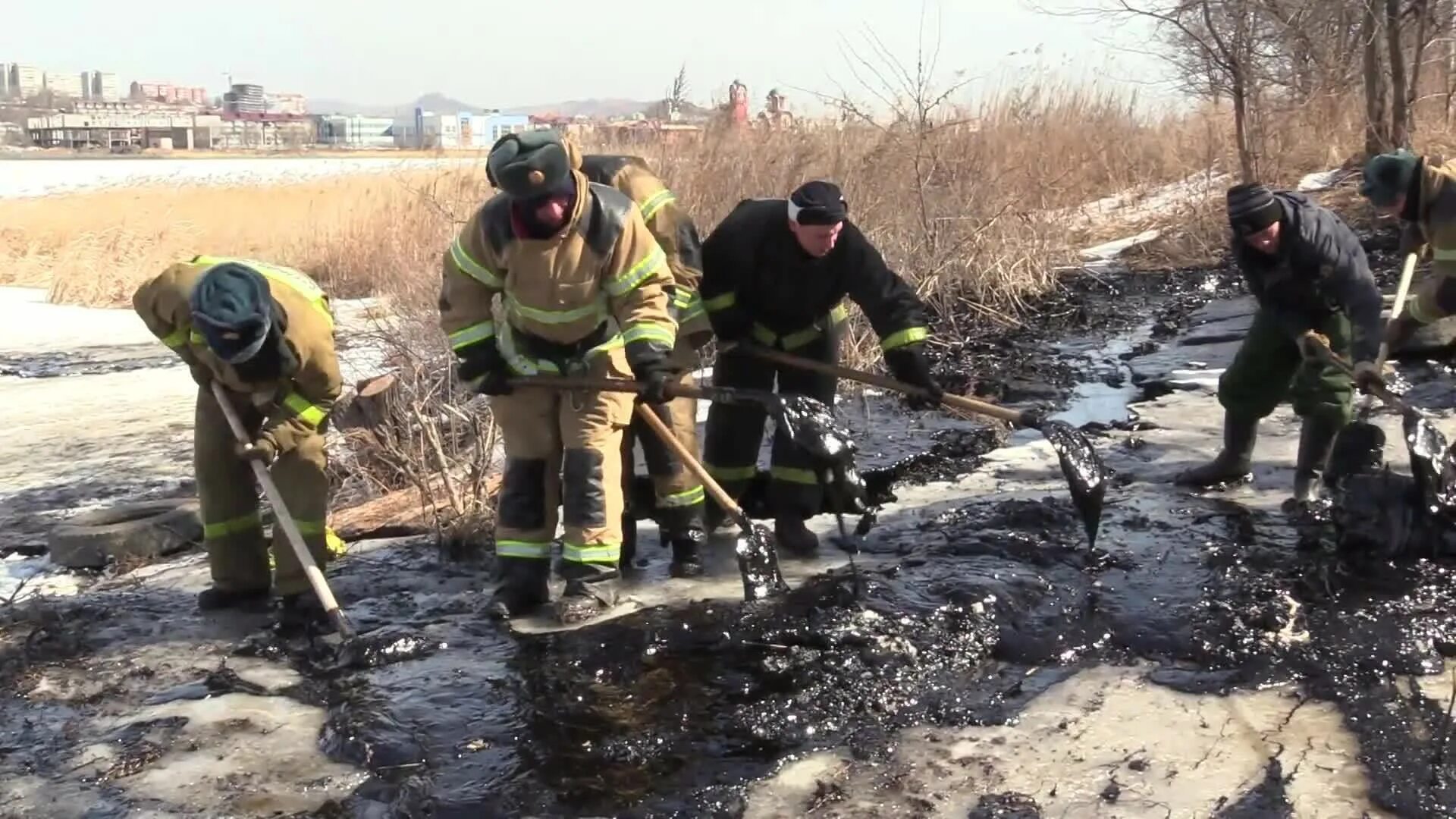 разлив мазута в находке. мазутная лужа. мазута ютуб. мазута 14. разлив нефти в городе находка 2020.