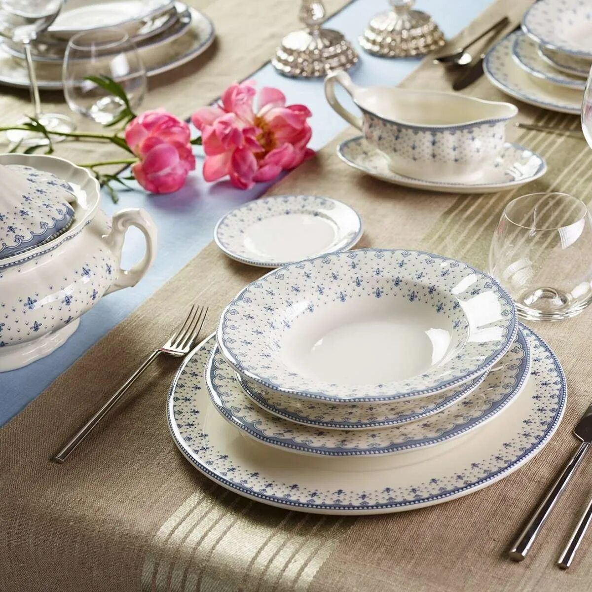 Посуда 2024 тренды. Стильные тарелки. Модные тенденции в посуде. Стильная посуда 2021. Модная посуда 2020.