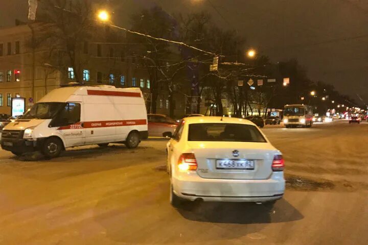 В питере не пропускала скорую. Не пропускают скорую.