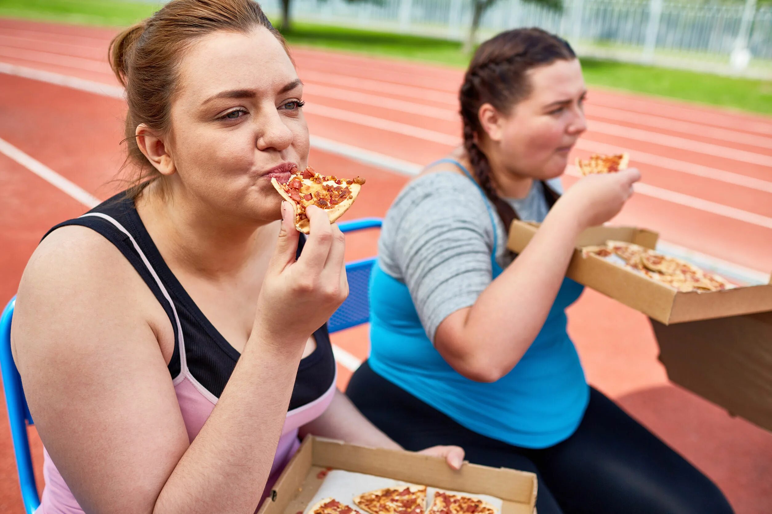 Тренинг не есть. Толстая девушка с фастфудом. Девушка с едой. Толстая девушка с пиццей. Девушка ест фаст фуд.