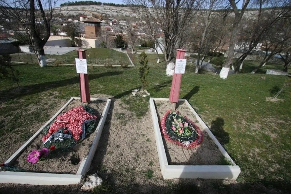 Можно ли захоронить в могилу родственника. Старое кладбище Симферополь. Захоронение урны. Симферопольское кладбище. Свежая могила.