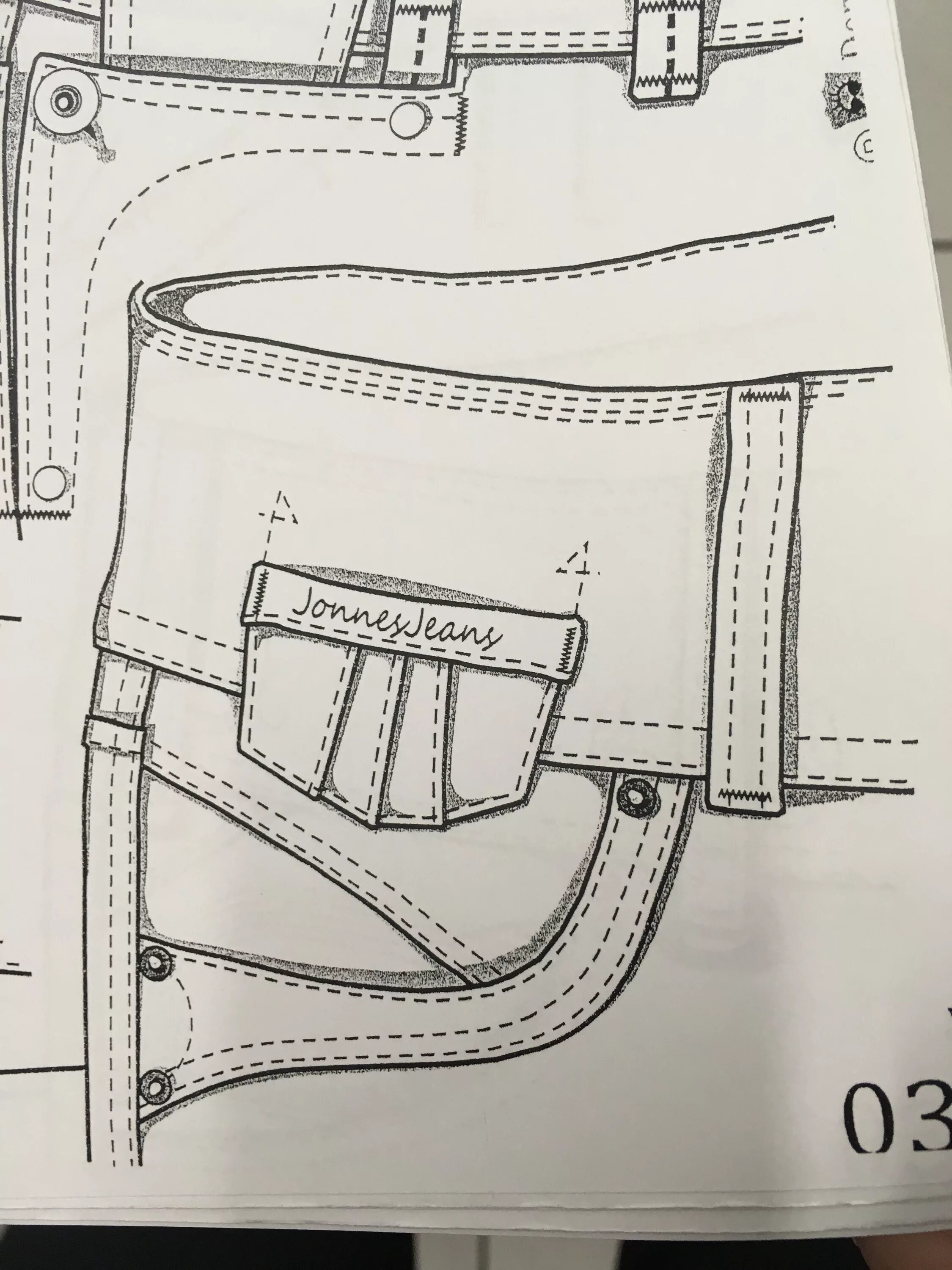 Карман джинсов рисунок. Дизайнерские сумки эскизы джинсы. Травмирование джинса эскиз. Рисунок на кармане джинсов. Рисунок на задних карманах джинсов.