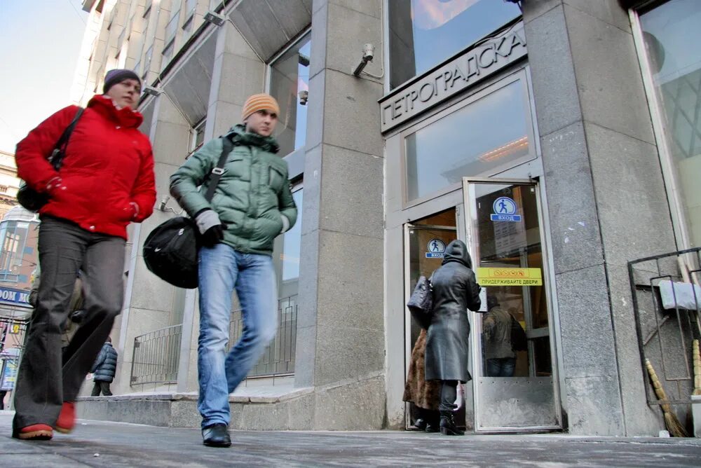 Петроградка метро. Станция метро Петроградская Санкт-Петербург. Петроградская метро снаружи. Петроградка в Питере метро. Станция метро Петроградская СПБ.