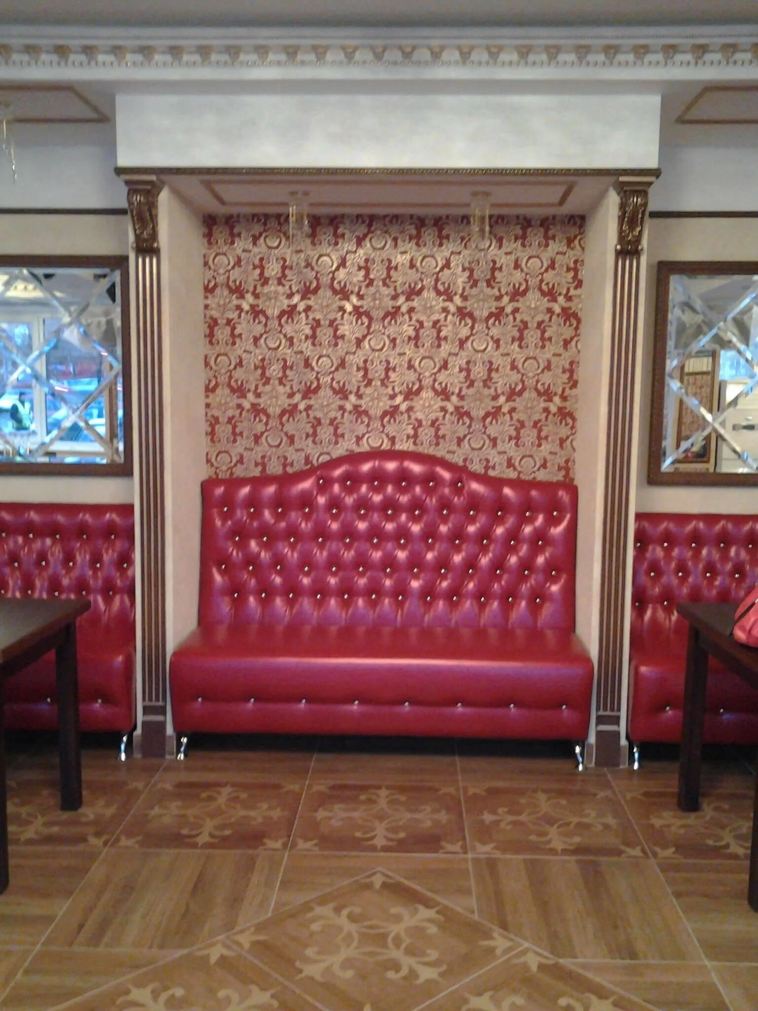 Диван посередине гостиной фото. Поперек комнаты стоял диван по окончании спектакля. Угловой диван посередине комнаты. Интерьер с диваном поперек комнаты. Поперек комнаты стоял диван по окончании спектакля.