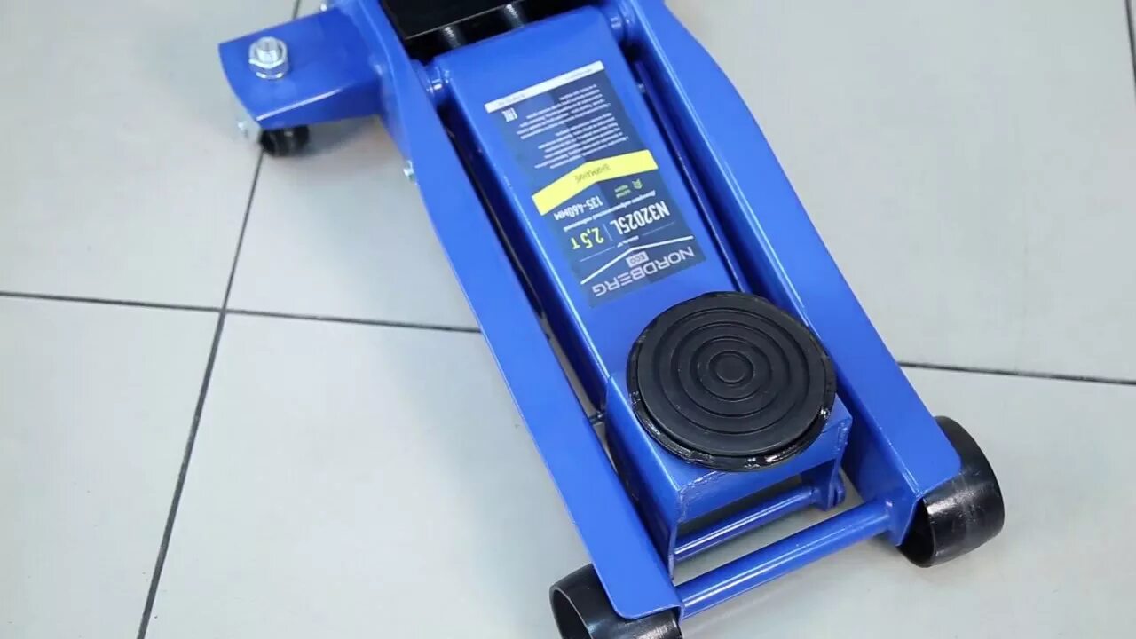 Нордберг домкрат подкатной 5 тонн. Заправить подкатной. Nordberg n32035. 5 доливка масла. Домкрат гидравлический подкатной 5т.