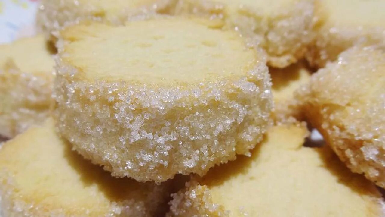 Карофка пичени. Песочное печенье без разрыхлителя. Сливочное песочное печенье. Печенье нежное рассыпчатое. Печенье песочное домашнее.