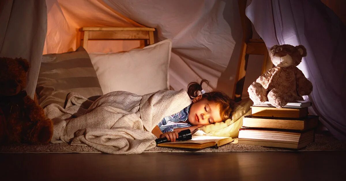 Сон мести в доме. Парочки из фильмов. Исчезнувший мальчик фильм 2018. В постели в обнимку. Хван.