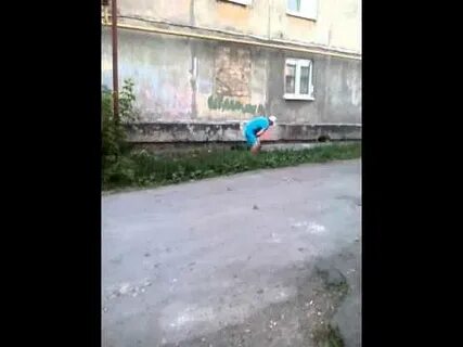 Бабушка какает