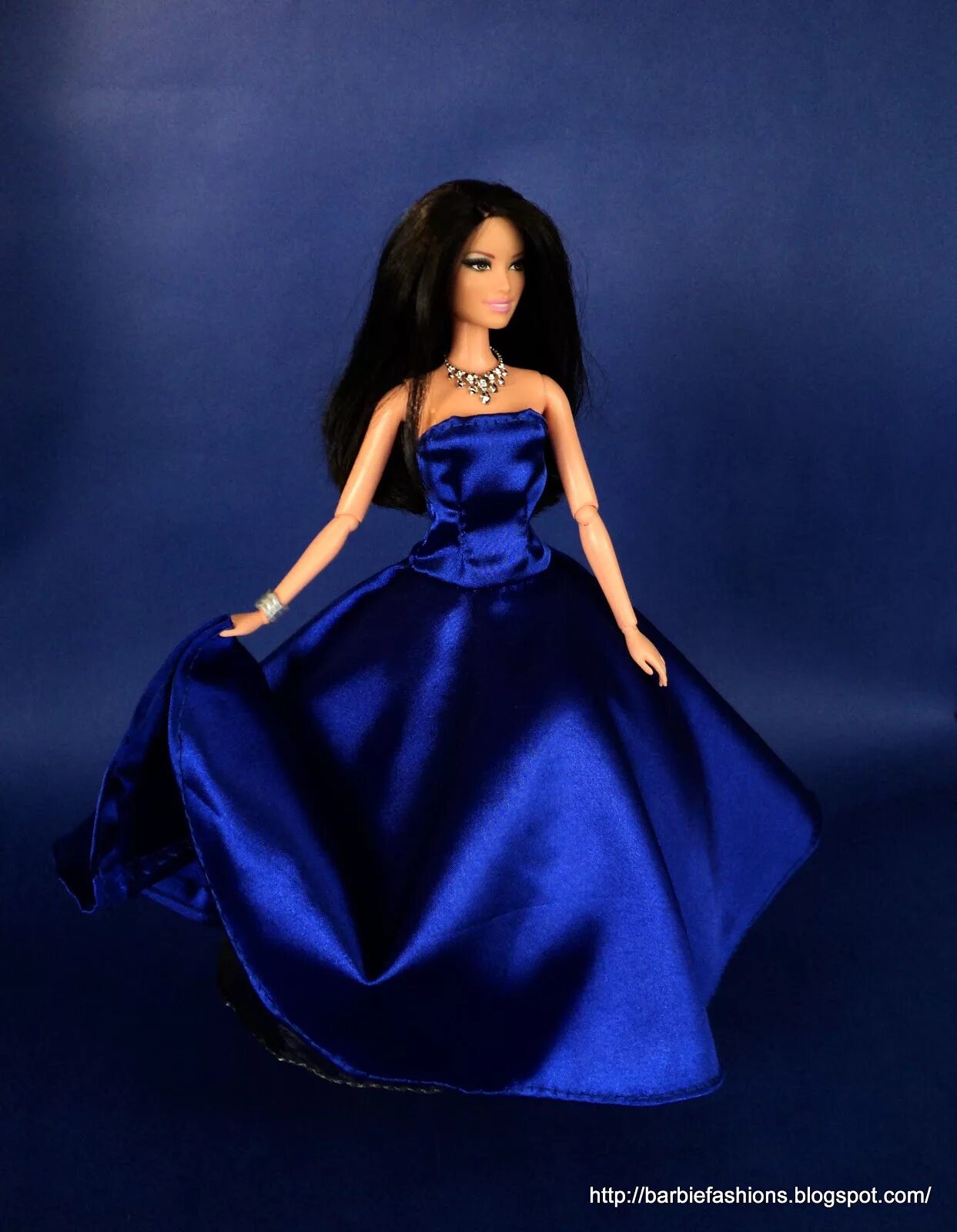 Платье для Барби. Куклы в роскошных платьях. Вечернее платье для куклы. Красивые кукольные платья. Простое платье для куклы