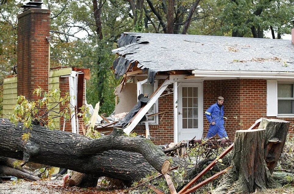 Ураган Сэнди в США. Дом после урагана. После урагана в здании. Каркасный дом после урагана.