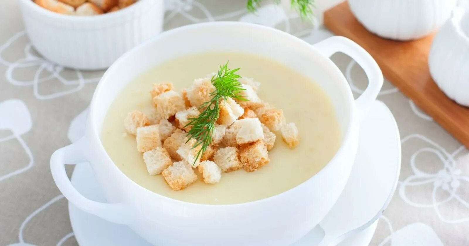 Суп пюре из кур. Суп-пюре из картофеля с гренками. суп крем брюле. суп пюре с гренками. суп-пюре картофельный с гренками.